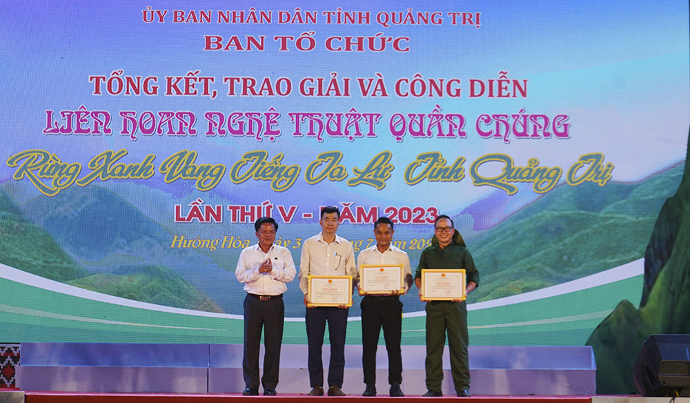 Huyện Hướng h&oacute;a trao thưởng cho 3 tiết mục xuất sắc chủ đề Khe Sanh